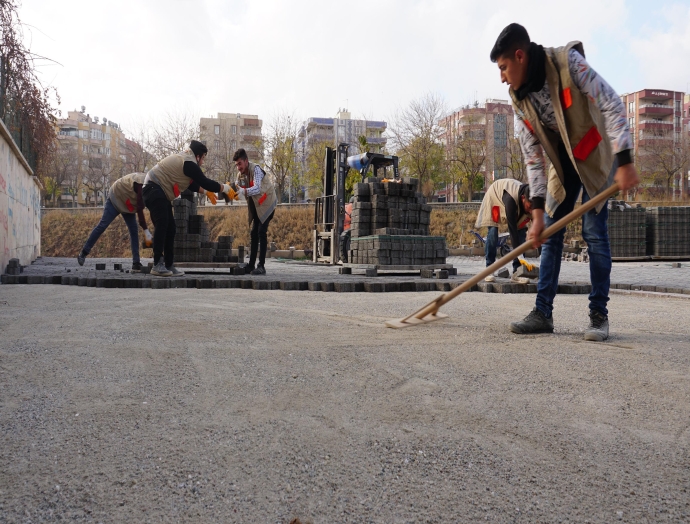 ŞANLIURFA’NIN HALİLİYE İLÇESİNDE 3 MAHALLEDE YOL ÇALIŞMASI