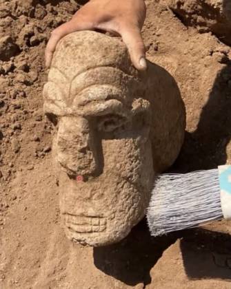 Karahantepe’de 11 bin yıllık insan başı heykeli bulundu