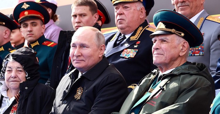 Putin: Vatanımızı savunuyoruz, Nazizm’i un ufak edenlerin anısını koruyoruz