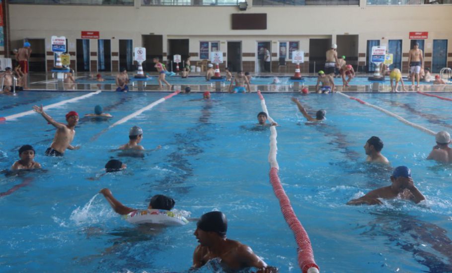 Büyükşehir Yüzme Havuzları Gençlerin Uğrak Noktası Oldu