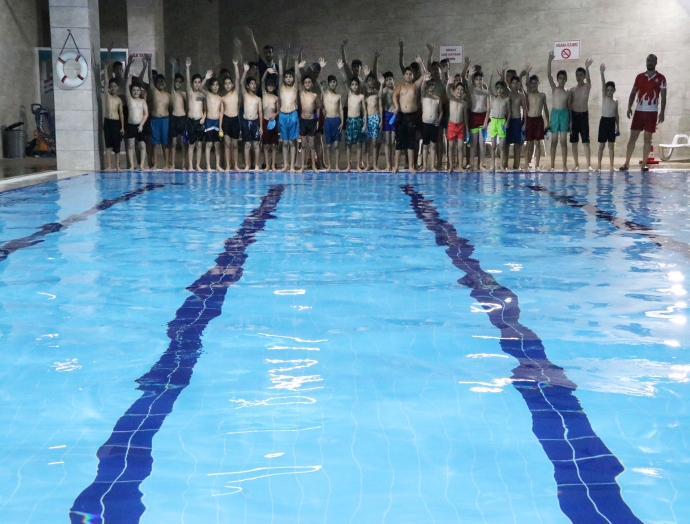 Yüzme öğrenen çocuklar Başkan Canpolat’a teşekkür etti