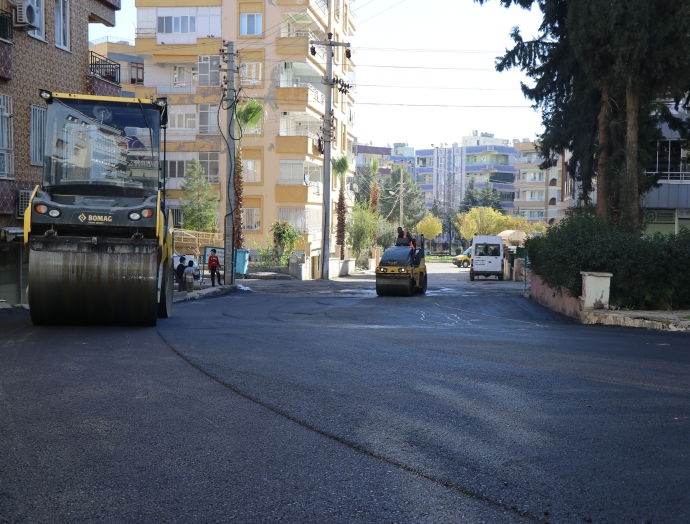 Haliliye’de yollar sıcak asfalt ve parke çalışmalarıyla yenileniyor