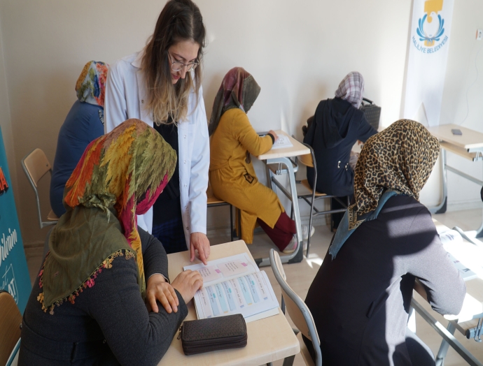 Kadınlar Haliliye Belediyesi ile okuma-yazma öğreniyor