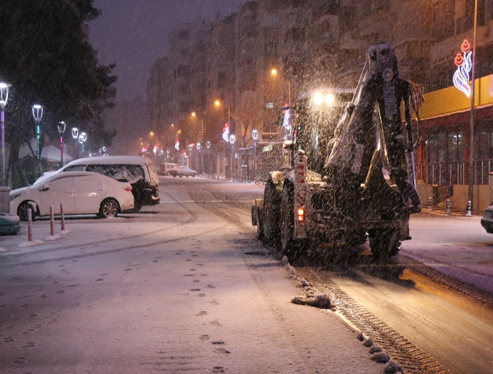 Haliliye Belediyesi karla mücadelede 460 personelle sahada