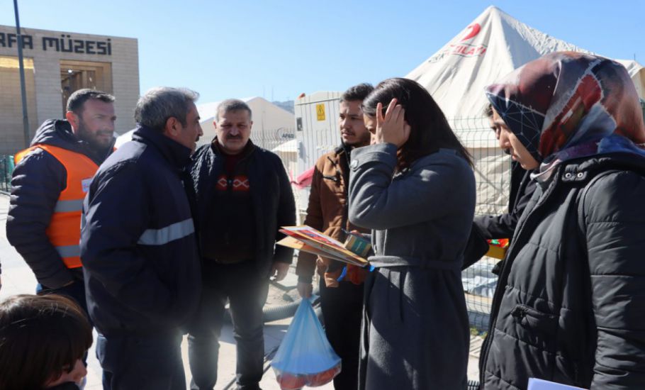 Büyükşehir Çadırlarda Kalan Depremzedeleri Yalnız Bırakmıyor