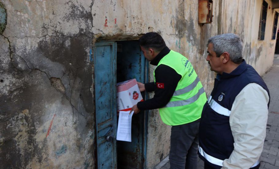 Depremden Etkilenen Vatandaşların Gıda Kolileri Evlerine Ulaştırılıyor