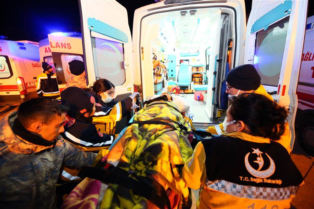 Yaralı Depremzedeler İzmir’deki Hastanelerde Tedavi Altında Haberler