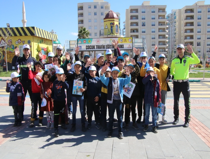 Çocuklar Haliliye Trafik Eğitim Parkında hem eğleniyor hem öğreniyor