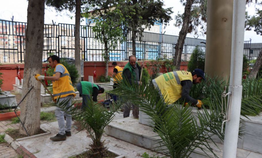 Mezarlıklar Vatandaşların Ziyaretine Hazır Hale Getirildi