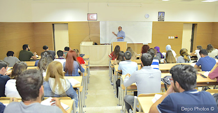 Bir öğretim üyesine 37,6 öğrenci düşüyor