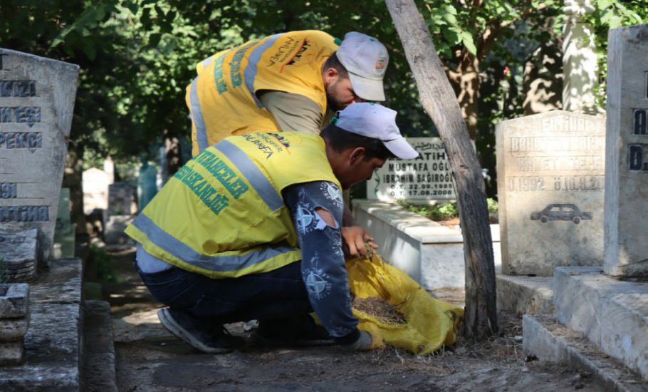 Büyükşehir’den Mezarlıklarda Bayram Temizliği