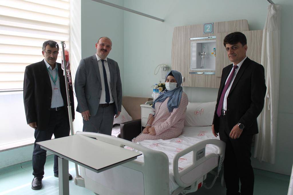 Bursa’da Bir İlk: Kasıktan Anjiyo Yöntemi İle Yapay Kalp Kapağı Ameliyatı Gündemi