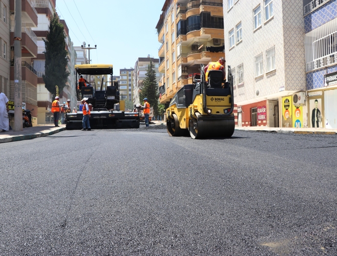 Haliliye ilçesinde sıcak asfalt çalışması devam ediyor