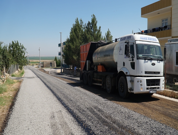 Haliliye kırsalında sathi kaplama asfalt çalışması sürüyor