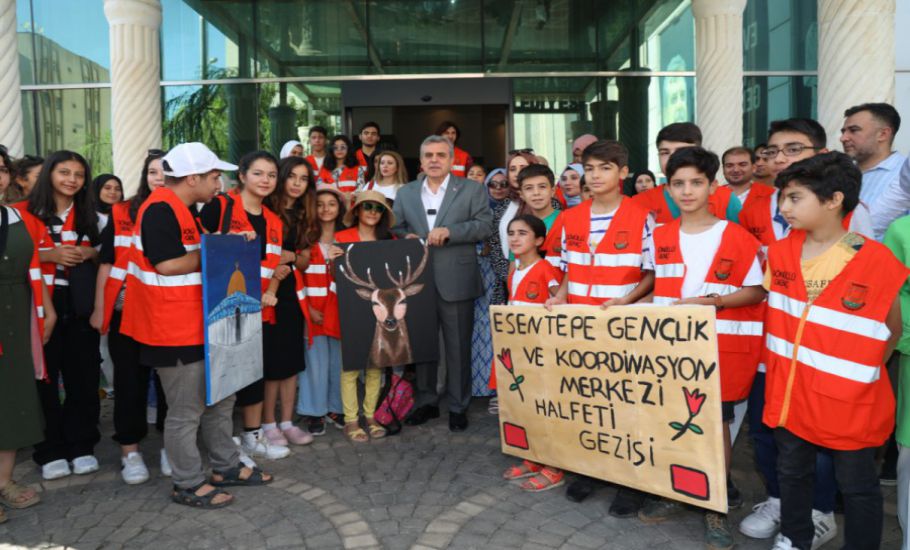 Başkan Beyazgül’den Gençlere Halfeti Gezisi Sürprizi