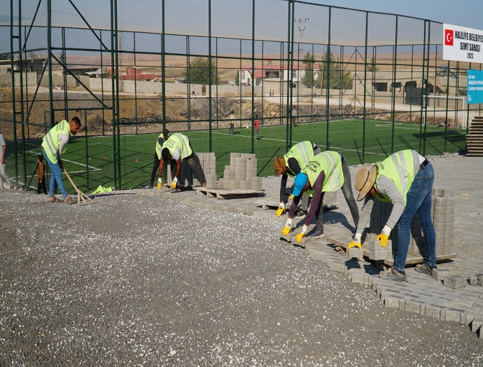 Halliye’de kilitli beton parke çalışmaları sürüyor