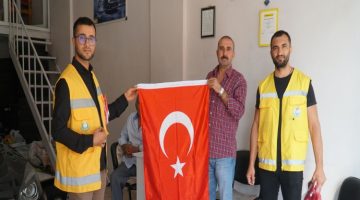 Haliliye Belediyesi Cumhuriyetin 100. yılında bayrak dağıttı