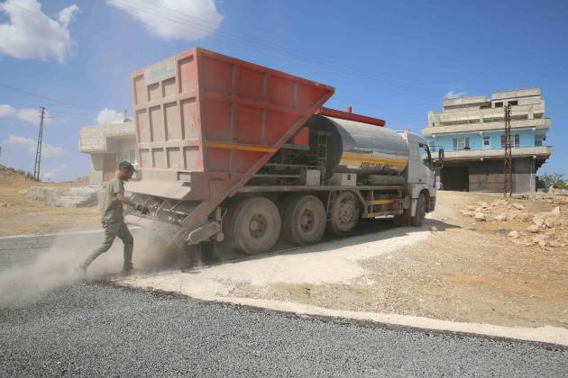 Karaköprü kırsalda yollar sathi asfaltla yenileniyor