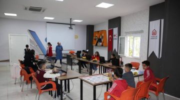 Karaköprü’de çocuklar robotik kodlama kursunda yazılımın temelini öğreniyor