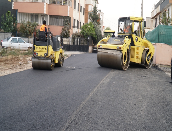 Haliliye’de sıcak asfalt çalışmalarıyla yolla yenileniyor