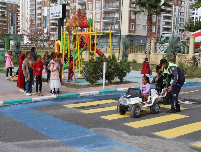Çocuklar Haliliye Belediyesi trafik eğitim parkıyla öğreniyor