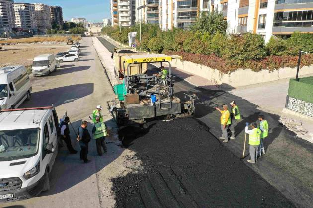Karaköprü’de yollar sıcak asfaltla yenileniyor
