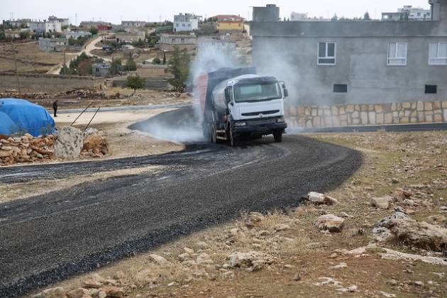 Karaköprü kırsalında yollar sathi asfaltla yenileniyor