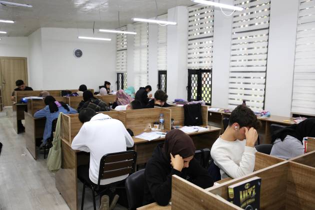 Karaköprü’de gençler sıcak ve sessiz ortamda sınavlara hazırlanıyor