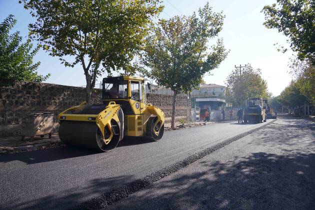 Siverek’te yol yapım çalışmaları son sürat devam ediyor