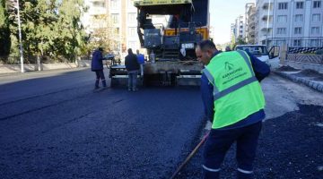 Başkan Baydilli İle Karaköprü’de Yollar Sıcak Asfaltla Yenileniyor