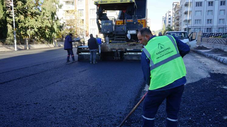 Başkan Baydilli İle Karaköprü’de Yollar Sıcak Asfaltla Yenileniyor