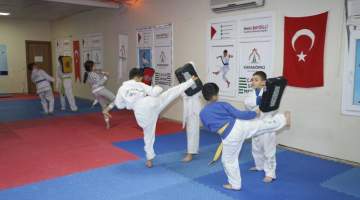 Karaköprü’de Çocuklar Ücretsiz Spor Kurslarıyla Hayallerine Koşuyor
