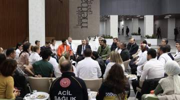 Sağlık Bakanı Fahrettin Koca, Depremlerde Kurtarılan Afetzedelerle Buluştu