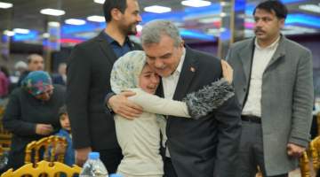 Başkan Beyazgül Ve Tbmm Başkanvekili Bozdağ İlk İftarı Depremzedelerle Yaptı