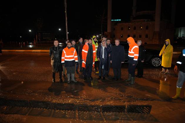 Başkan Beyazgül’den Gece Yarısı Sahada Yağış İncelemesi