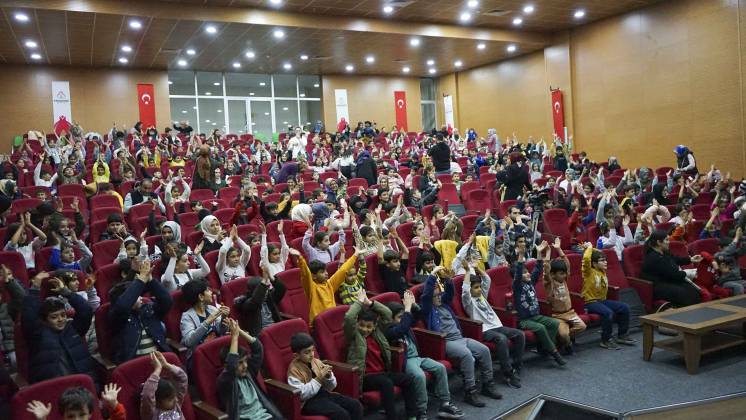 Karaköprü’de çocuklar için “Elsa Kayıp Hazine” oyunu sahnelendi