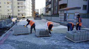 Karaköprü Doğukent mahallesinde yollar kilitli parkeyle döşeniyor
