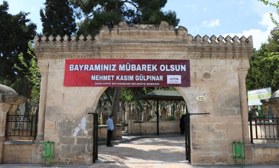 Büyükşehir’den Mezarlıklarda Bayram Temizliği