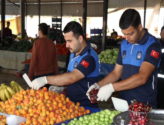 Haliliye zabıtası pazar yerlerini denetledi