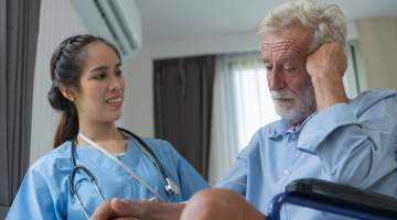 Yaşlı Bakımı Sağlık Bakanlığı’na Geçmeli