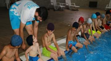 Çocuklar Haliliye Belediyesi ile yüzme öğreniyor