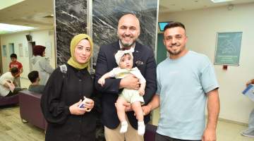 Başhekim Prof.Dr. Öncel, Çocuklara Süt Dağıttı