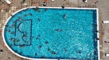 Çocuklar Büyükşehir’in Havuzlarında Serinliyor