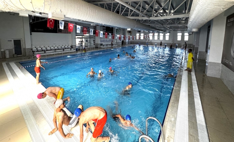 Eyyübiyeli Gençler Sıcaktan Kaçıp Havuza Dalıyor