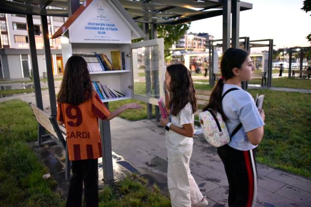 İlçe Merkezindeki Parklarda Mini Kitaplıklar Kuruldu