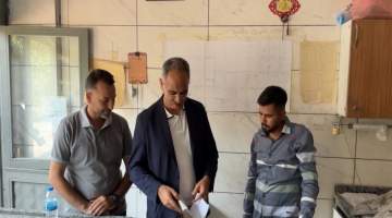 Başkan Kuş, Mahalledeki fırının borç defterini de satın aldı