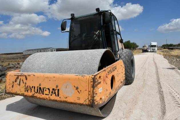 Siverek Belediyesi kırsalda yol sorununu çözüme kavuşturuyor