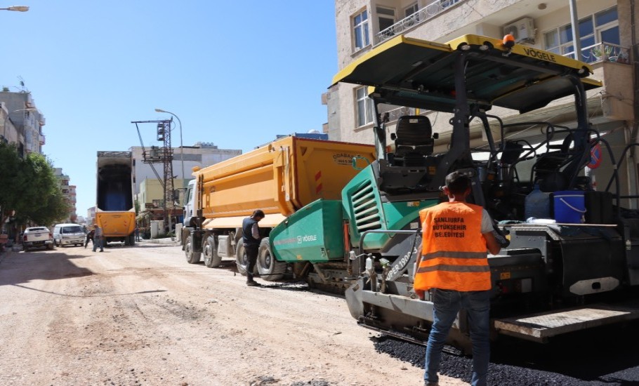 Şanlıurfa Büyükşehir Belediyesi’nden Viranşehir’e Sıcak Asfalt