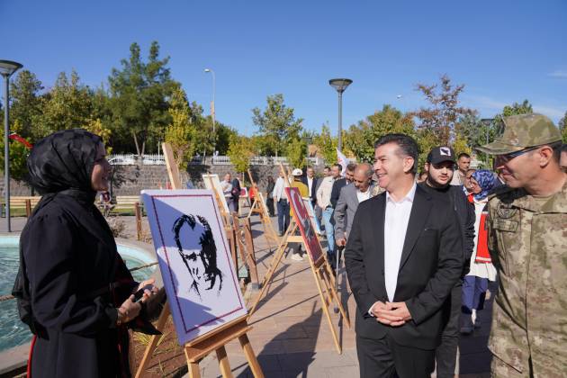 Başkan Bucak Cumhuriyet resim sergisinin açılışına katıldı