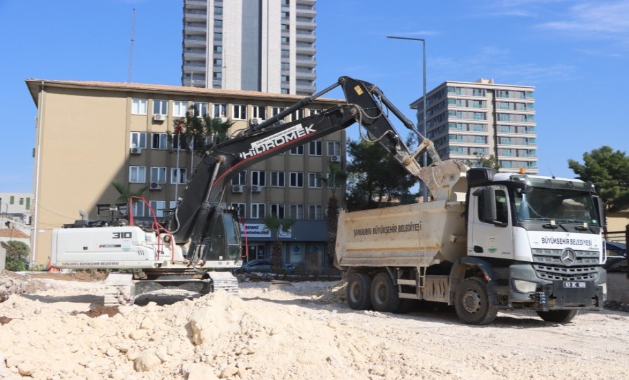 Büyükşehir Belediyesi Yol Ağını Genişletmeyi Sürdürüyor